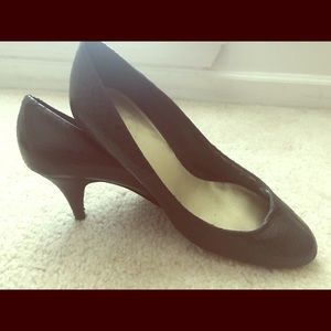 Black pumps